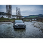 Audi wpadła do rzeki w Lubatówce - cztery osoby trafiły do szpitala